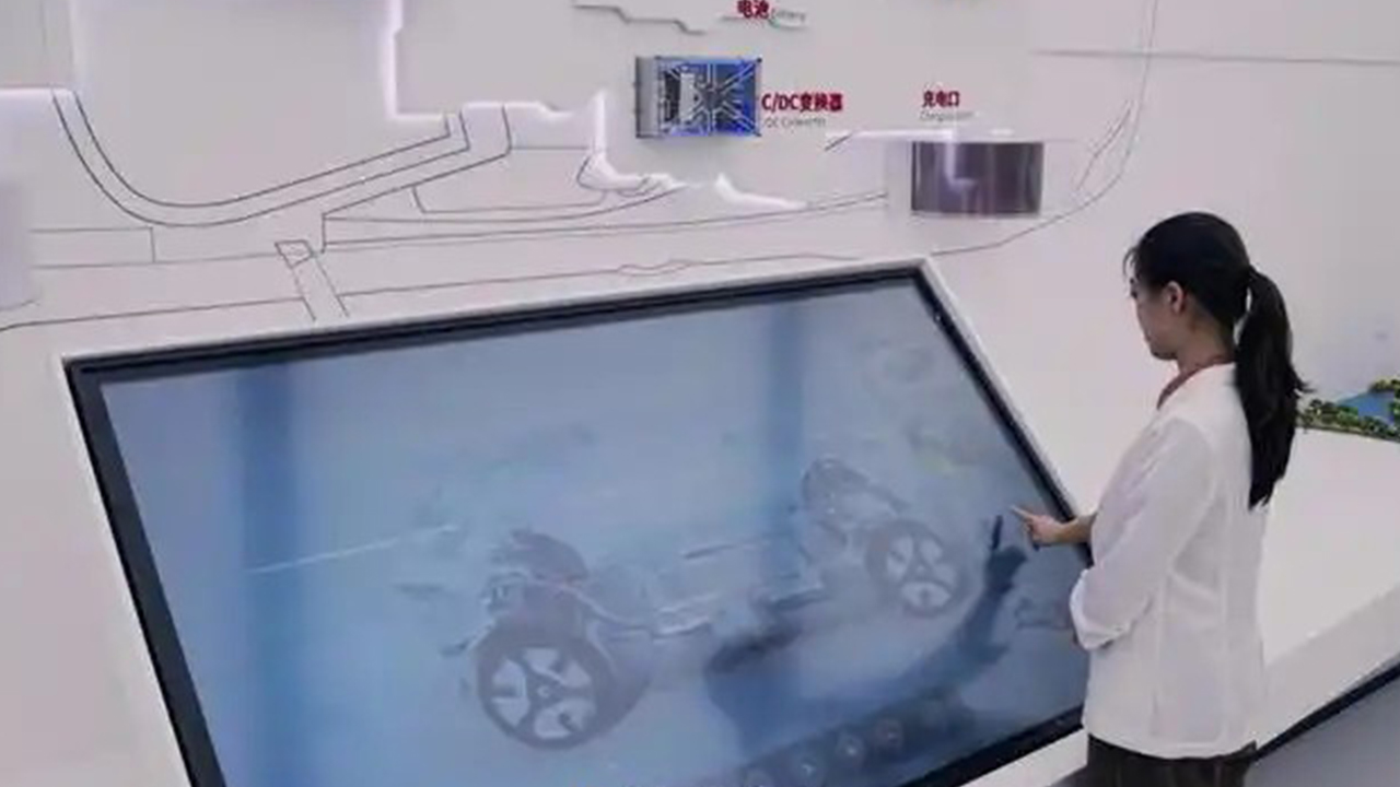 三機聯(lián)動煥新觀展模式！康維偉業(yè) 65 寸交互式會議機入駐上海徐匯個人展